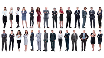 twee rijen met netjes geklede mensen