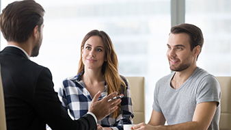 man en vrouw aan tafel met adviseur