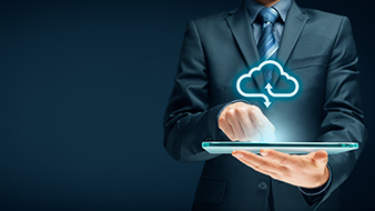 man in pak en tablet in hand met donkere achtergrond