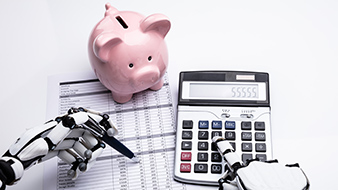 robot handen doen berekening op rekenmachine